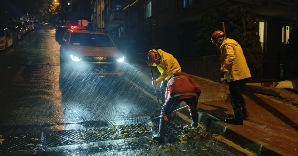 SAĞANAK YAĞIŞ MESAİSİ BEYLİKDÜZÜ’NDE GECE BOYUNCA SÜRDÜ