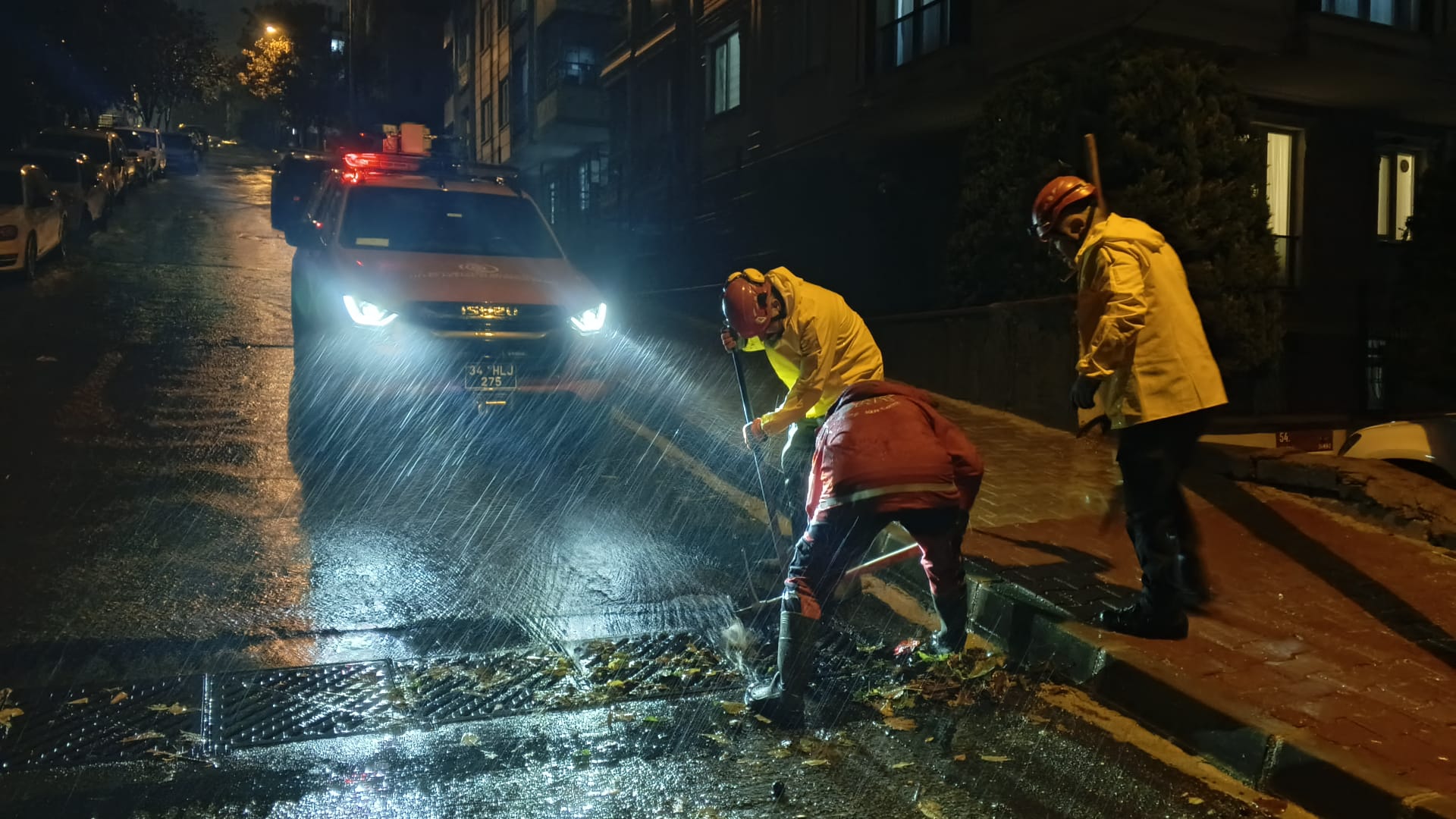 SAĞANAK YAĞIŞ MESAİSİ BEYLİKDÜZÜ’NDE GECE BOYUNCA SÜRDÜ